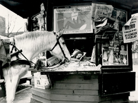 1968-221 Paard bij een kiosk op de hoek van de Mathenesserlaan en de Nieuwe Binnenweg.