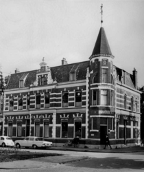 1968-2575 Apotheek van Dr. A.H.C. van Senus in de Avenue Concordia.