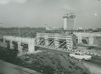 1968-2799 Aanbouw van het viadukt aan de Abraham van Rijckevorselweg. 1 april 1969 gereed.