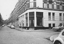 1969-1913 Hoekpand 49 aan de Bajonetstraat en de Adrianadwarsstraat (rechts).
