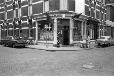1969-1915 Gezicht op de hoek van de Bajonetstraat en de Kogelvangerstraat (rechts).