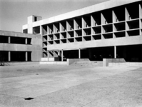 1969-2303 Nederlandse Economische Hogeschool aan de Burgemeester Oudlaan met voorplein met een der ingangen.