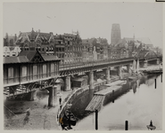 1969-2365 De Kolk met (links) het spoorwegviaduct en het Beursstation en de panden aan het Westnieuwland en de ...
