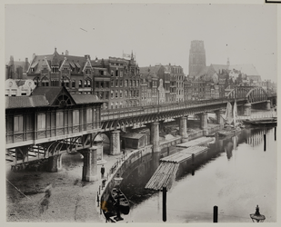 1969-2365 De Kolk met (links) het spoorwegviaduct en het Beursstation en de panden aan het Westnieuwland en de ...