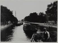 1969-2369-A De Rotterdamse Schie, met in de achtergrond de Delftse Poort, gezien vanaf Heulbrug uit het noorden.