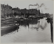 1969-2370-A Panden en schepen aan de Admiraliteitskade en het Boerengat, met (rechts) oliemolen De Reus , uit het ...