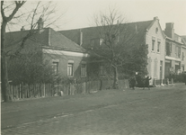 1969-251 Gezicht op de Mathenesserdijk met rechts Handelmaatschappij Junker & Ruh en distilleerderij van de Valk en Co.