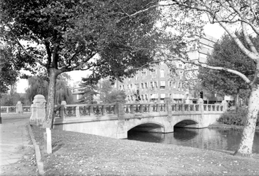 1969-2586 Heemraadssingel met de Heemraadsbrug. Op de achtergrond rechts het gebouw OGEM (voormalig sanatorium) aan de ...
