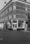 1969-2709 Gezicht op de hoek van de Bajonetstraat en de Adrianadwarsstraat (rechts).
