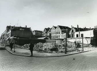 1969-765 Sloophuizen in de Meermanstraat. Rechts de Dirk Smitsstraat, vanuit het noordoosten.