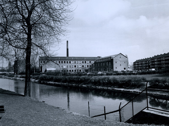1970-1038 De Boezem met op de achtergrond de rooms-katholieke Nijverheidsschool voor meisjes.