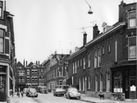 1970-1051 De Sion Dwarsstraat ter hoogte van de Adamshofstraat, gezien vanuit de Aegidiusstraat en de Lambertusstraat.