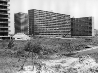 1970-1127 Het Metrostation Ommoord-Centrum, gezien vanaf de begane grond van de flat aan de Briandplaats.
