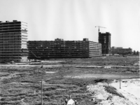 1970-1138 De Hertzplaats, gezien vanuit de flat aan de Niels Bohrplaats. Op de voorgrond de bouw van het metrostation ...