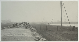 1970-1213 Straatmakers bezig aan de nieuwe dijk, die gedurende enige tijd heeft gelopen ter hoogte van latere pier 2 , ...
