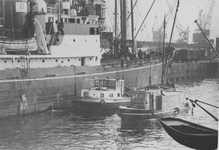 1970-1278 Merwehaven met schepen en hijskranen rechts op de achtergrond.