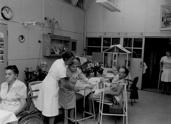 1970-1894 Recreatieruimte in een van de paviljoens van de Boezembarakken. Zuster H.M. Grummel staat tweede van links.