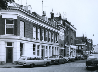 1970-1907 De noordzijde in de Dirk Smitsstraat, vanaf de Rottekade. Linkerzijde woningen, op de hoek een verzekeringskantoor.