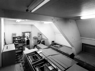 1970-2293-EN-2294 Afdeling fotografie op de zolder in het Gemeentearchief aan de Mathenesserlaan nummer 315. Afgebeeld ...