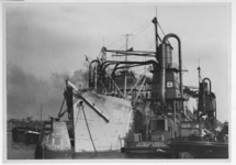 1970-2458 Een graanschip in de Waalhaven, tijdens het lossen met behulp van elevators.