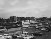 1971-1194 Het Haringvliet met het opleidingsschip De Nederlander.Op de achtergrond de Admiraliteitskade en links het ...