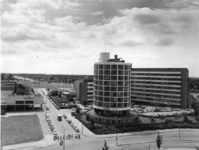 1971-1365 Het ronde gebouw voor het Ikaziaziekenhuis is het zusterhuis aan de Montessoriweg.