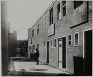 1971-15 De bouw van het Justus van Effenblok. De bouw van huizen in de Justus van Effenstraat in de drooggelegde polder ...
