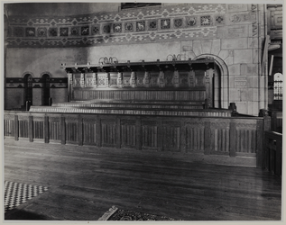 1971-1678 Interieur van de Koninginnekerk aan de Boezemsingel, met zicht op de banken voor ouderlingen en diaken.