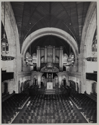 1971-1679 Interieur van de Koninginnekerk aan de Boezemsingel, vanaf het achterbalkon met zicht op het koor, het ...