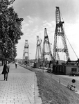 1971-1700 Drijvende bokken gemeerd aan de Boompjeskade, bij het kantoor van sleepdienst Adriaan Kooren.Op de ...