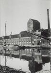1971-508 Gezicht op de Nederlandsche Stoombranderij en Distilleerderij voorheen E. Kiderlen aan de Aelbrechtskade bij ...