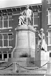 1971-754 Het beeld De Rede van het monument Van 't Hoff aan de 's-Gravendijkwal. Op de achtergrond gebouw Wolfert van ...