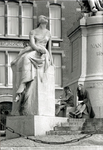 1971-756 Het beeld Verbeeldingskracht terzijde van het monument van Van 't Hoff aan de 's-Gravendijkwal.