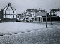 1971-789 Overgebleven panden aan de Dirk Smitsstraat, gezien vanuit de Meermanstraat.
