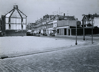 1971-789 Overgebleven panden aan de Dirk Smitsstraat, gezien vanuit de Meermanstraat.