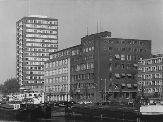 1971-973-TM-977 Het Haringvliet.Van boven naar beneden afgebeeld:- 973: Met het Havenziekenhuis. Op de achtergrond het ...