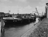 1972-1434 De Persoonshaven, gezien vanaf de Piekstraat. In de haven 2 binnenvaartschepen, Zagri 20 en Damco 252.