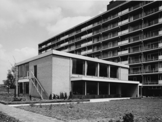 1972-1535 Een verzorgingsflat aan de Varenhof.
