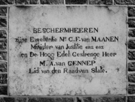 1972-1772 Gevelsteen met tekst Beschermheeren van het hoofdgebouw van Kuyl's fundatie aan de 's-Gravenweg.