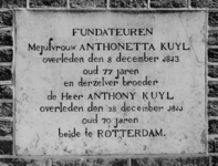 1972-1773 Gevelsteen met tekst FUNDATEUREN van het hoofdgebouw van Kuyl's fundatie aan de 's-Gravenweg.