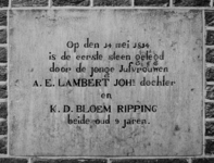 1972-1781 Gevelsteen met tekst van het hoofdgebouw van Kuyl's fundatie gelegd door twee meisjes aan de 's-Gravenweg.
