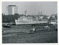 1972-1929 De Nieuwe Maas met het Amerikaanse hulpschip van de marine nr. 37, in het midden duwboot de Lehnkering links ...