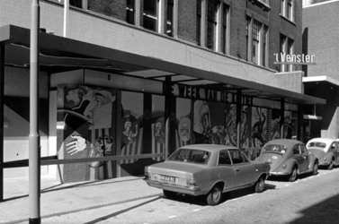 1972-2047 De gevel van theater 't Venster in de Gouvernestraat met muurschildering.