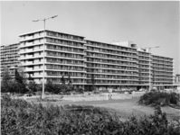 1972-2240 Gezicht op het bejaardencentrum Laurens , vanaf Sinclair Lewisplaats nummer 22 aan de Maarten Luther Kingweg.