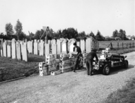 1972-2255 Herstelwerkzaamheden van grafstenen op de Israëlitische Begraafplaats aan het Toepad.
