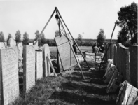 1972-2256 Herstelwerkzaamheden van grafstenen op de Israëlitische Begraafplaats aan het Toepad.