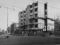 1972-2318 Studentenflat in aanbouw aan de Kortekade, hoek Oudedijk.