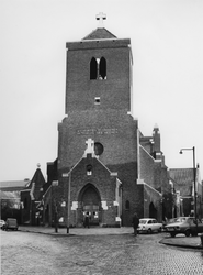 1972-2346 Sint Antonius Abt kerk aan de Jan Kruijffstraat. Rechts de Noordschans.