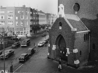 1972-2348 Jan Kruijffstraat gezien vanaf woonhuis van de Noordschans. De hoofdingang van de Sint Antonius Abt kerk.
