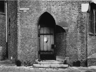 1972-2352 Ingang aan de Noordschans, zuidzijde van de R.K. Antonius Abtkerk aan de Jan Kruijffstraat nummer 40. Links ...